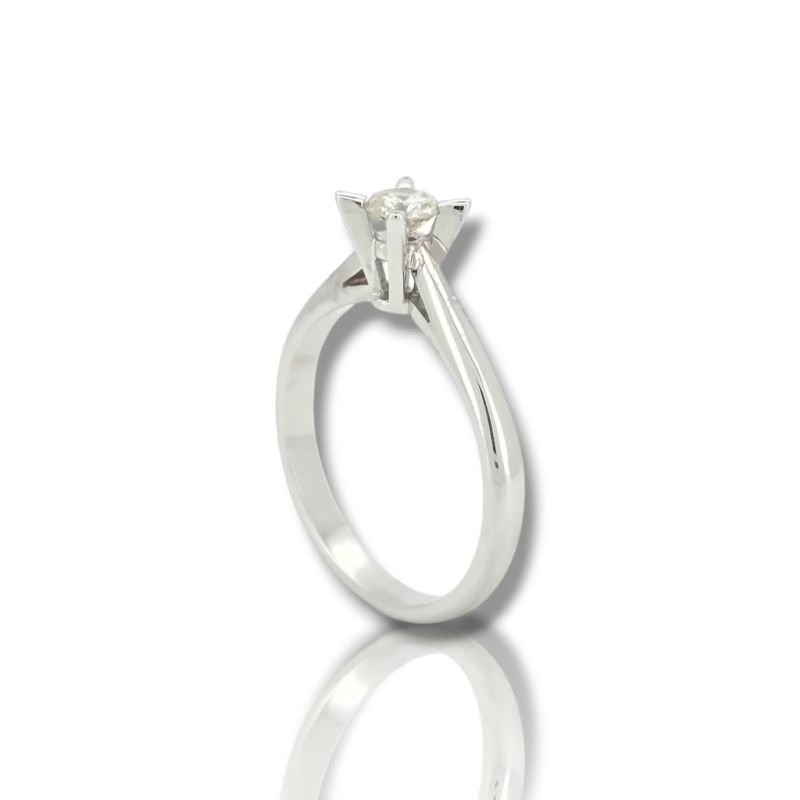 White gold k18 ring with diamonds